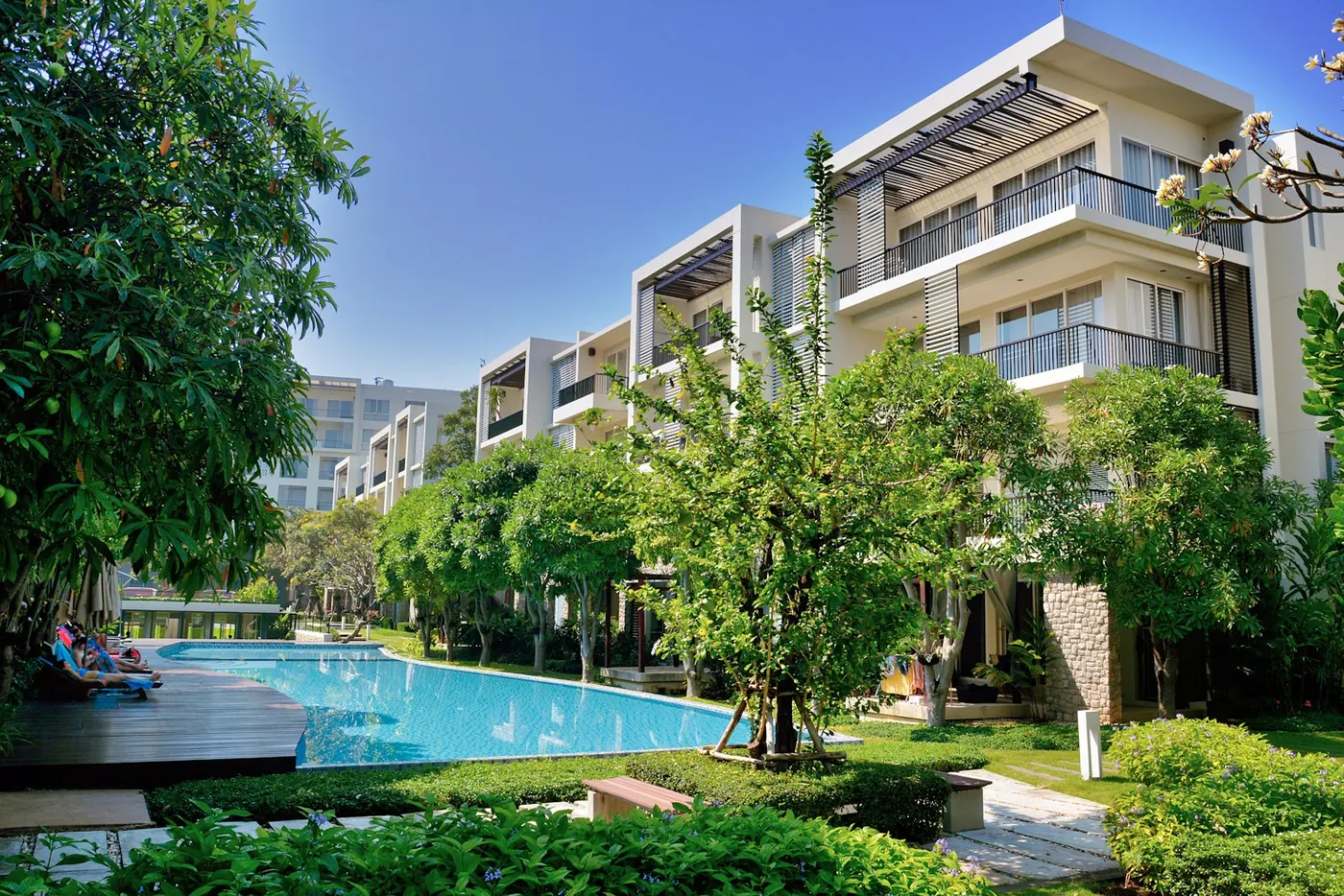Condomínio residencial com piscina e área verde
