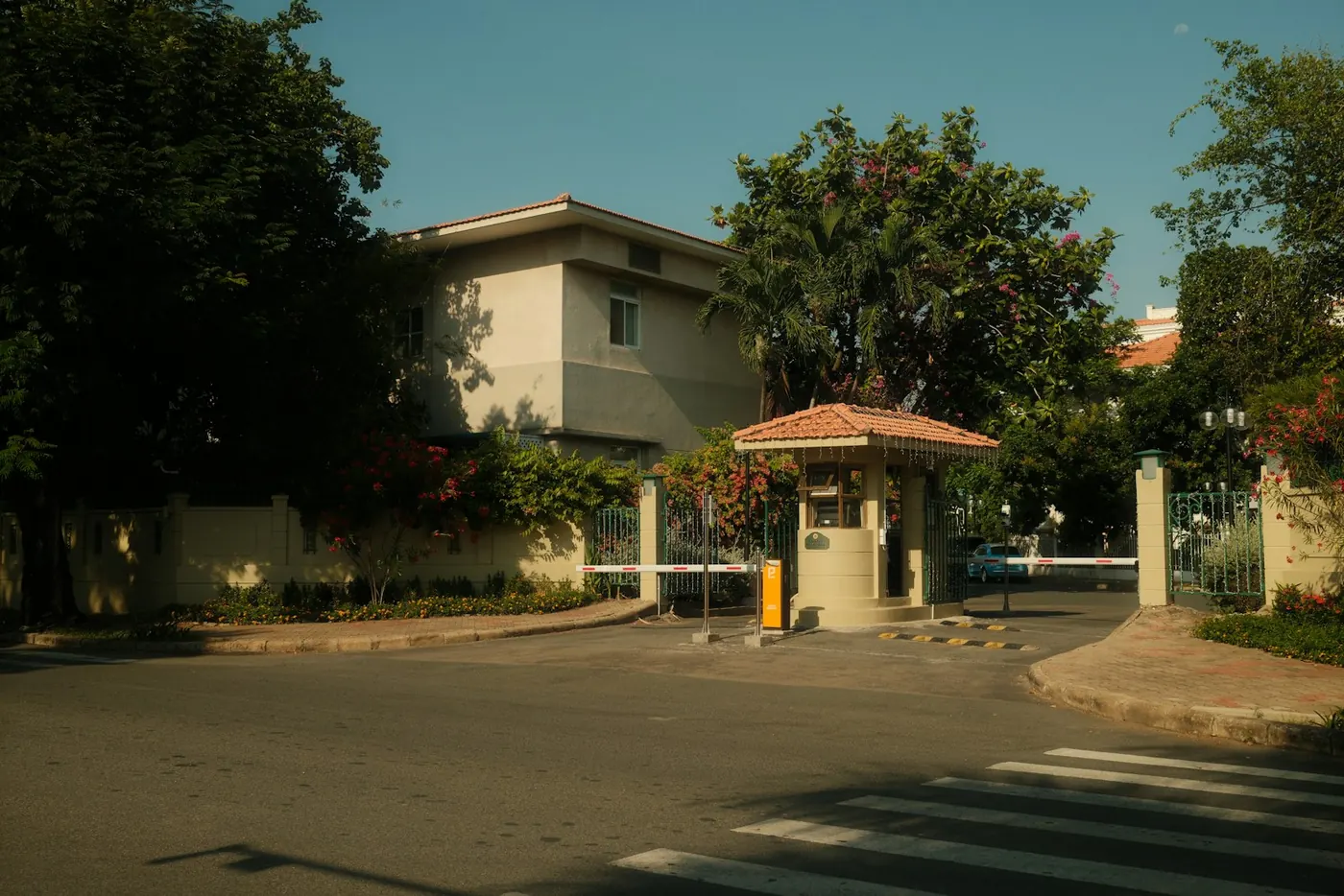Entrada de condomínio com guarita